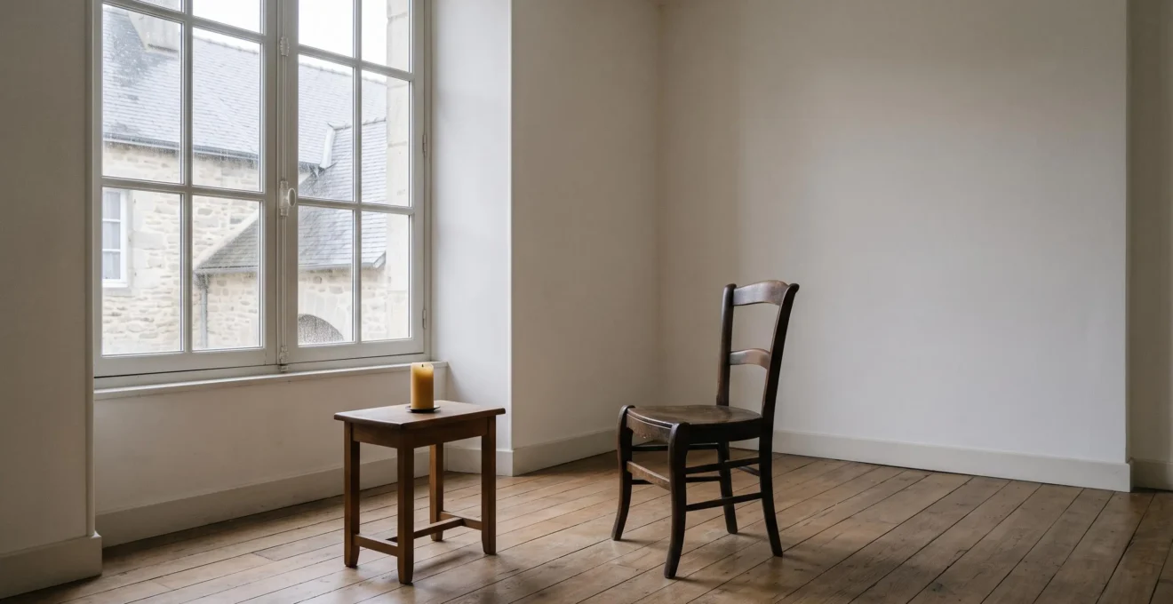Salle de cérémonie funéraire française épurée avec une chaise vide et une bougie éteinte, symbolisant un rituel absent