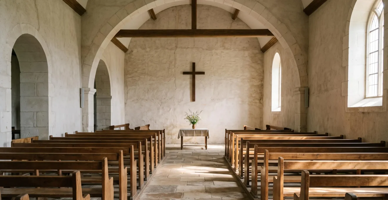 Intérieur épuré d'un temple protestant français baigné de lumière naturelle, symbolisant un culte funéraire sobre mais chaleureux