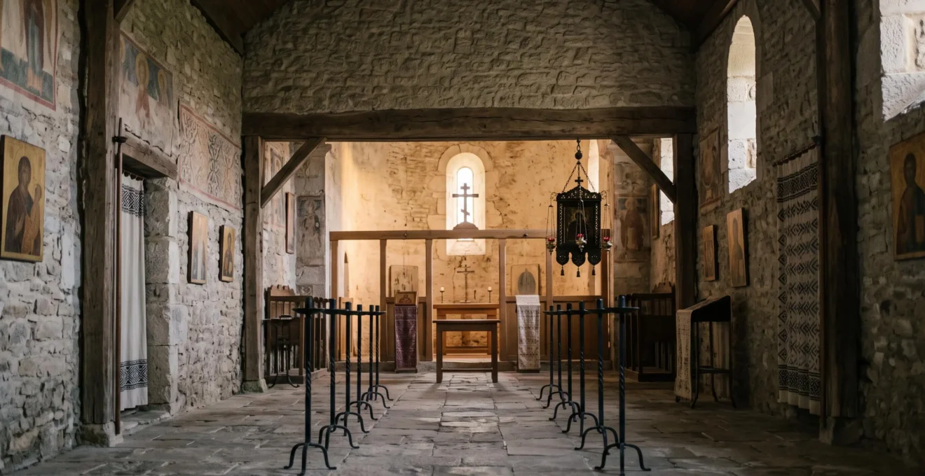 Intérieur sobre d'une petite église orthodoxe de campagne en France, plongé dans une lumière douce, en attente de la célébration