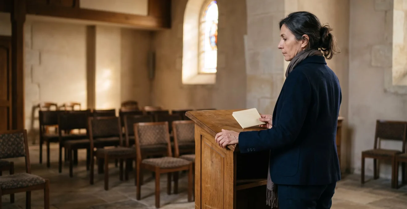 Une personne debout devant une petite assemblée recueillie, tenant des notes, s'apprêtant à rendre un dernier hommage lors d'une cérémonie funéraire en France