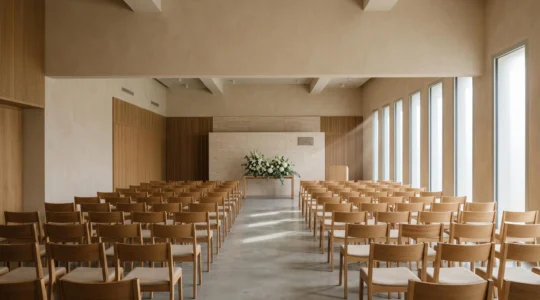 Salle de cérémonie sobre et lumineuse d'un crématorium français, symbolisant le temps compté d'un dernier hommage.